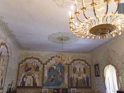 Saliamo ora al piano superiore e Gala ci apre una porta. Ci troviamo in una stanza che ricorda gli zar e le loro feste a ritmo di valzer: � il salone degli eventi, riccamente decorato. Sulla nostra testa grandi lampadari dorati